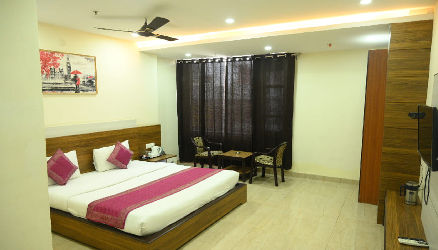 Deluxe Room bathroom with 24-hour hot water
